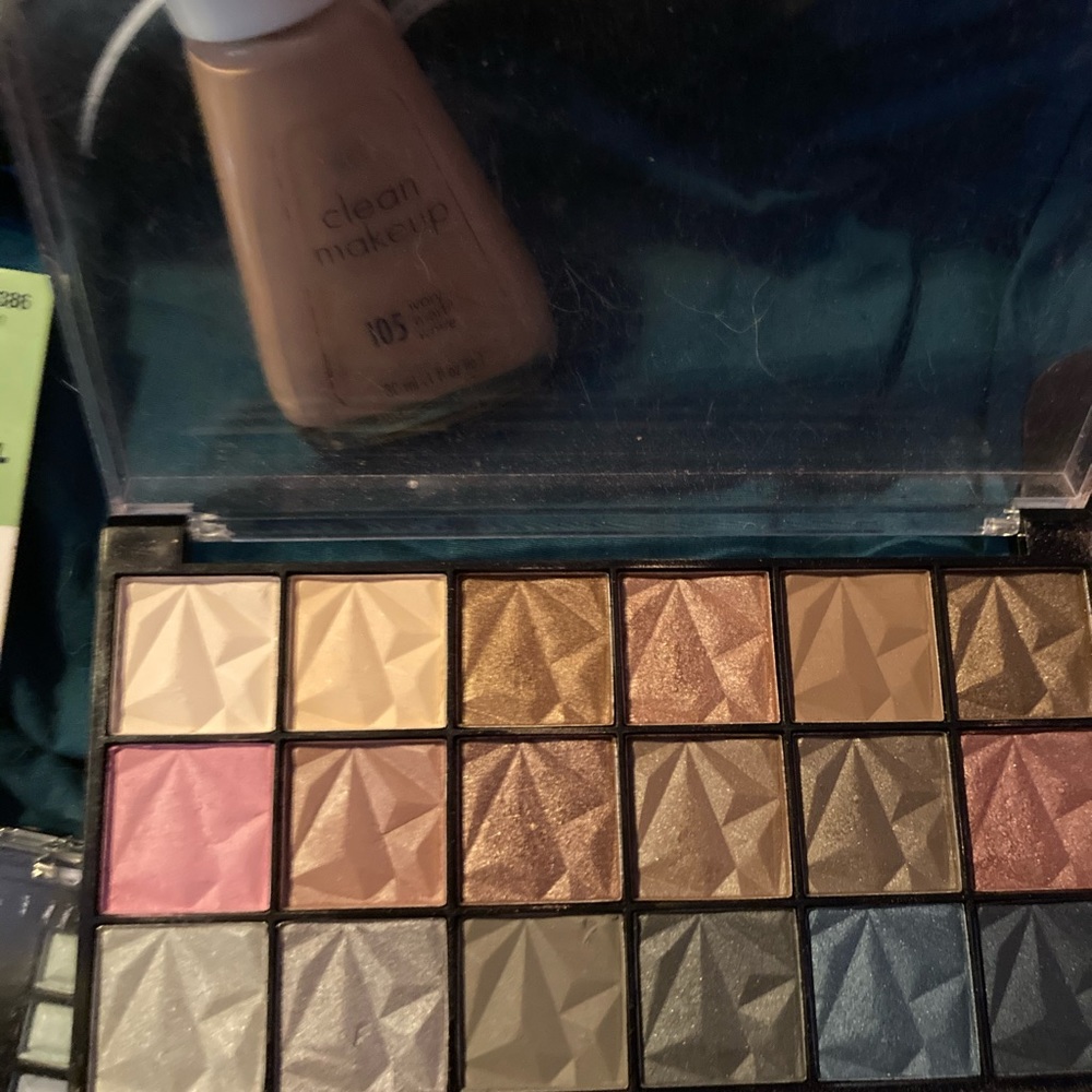 Néw never used Eyeshadow palette by colormates